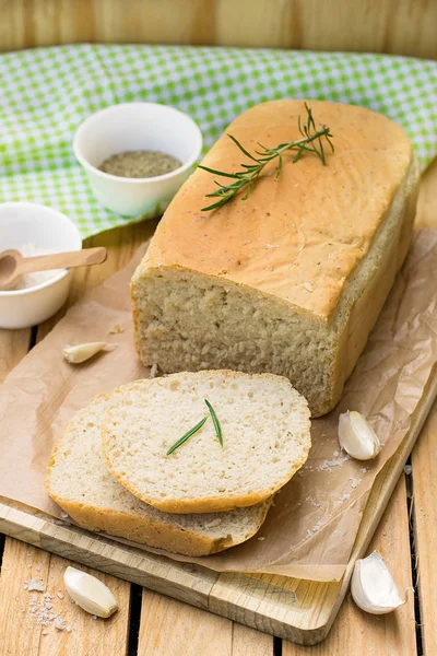 Белый хлеб с сушеными травами Прованса и чесноком — стоковое фото
