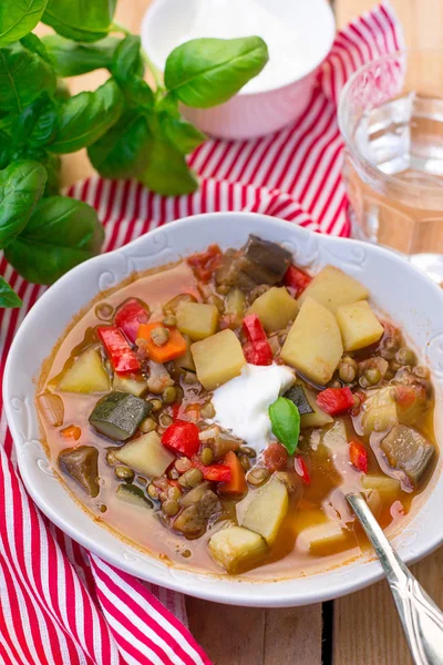 Lentil soup with summer vegetables and sour cream — Stock Photo, Image
