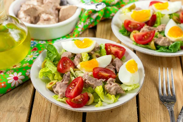 Salad with canned cod liver, tomato, olives and egg — Stock Photo, Image