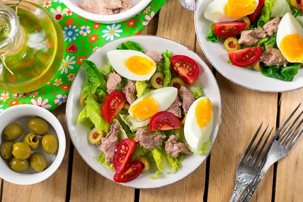 Salad with canned cod liver, tomato, olives and egg — Stock Photo, Image