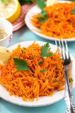 Rendelenmiş havuç salata salata sosu ile rendelenmiş