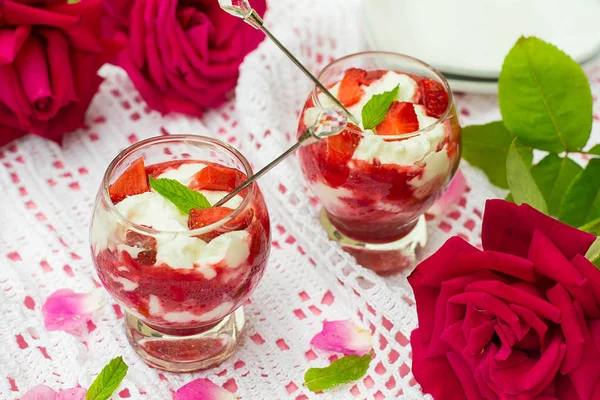 Dessert med söta keso ricotta och jordgubbar — Stockfoto