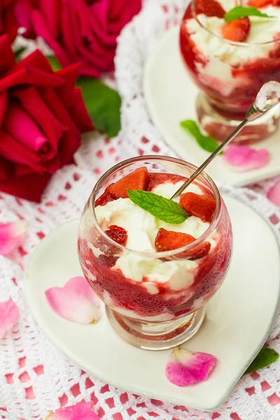 Dessert med söta keso ricotta och jordgubbar — Stockfoto