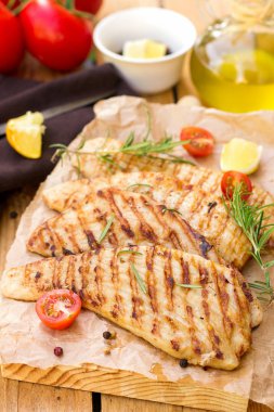 Izgara domuz escalopes biberiye ve domates ile