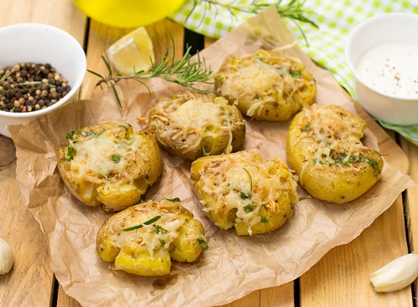 Écraser les pommes de terre chaudes avec de l'ail, du fromage et du romarin — Photo