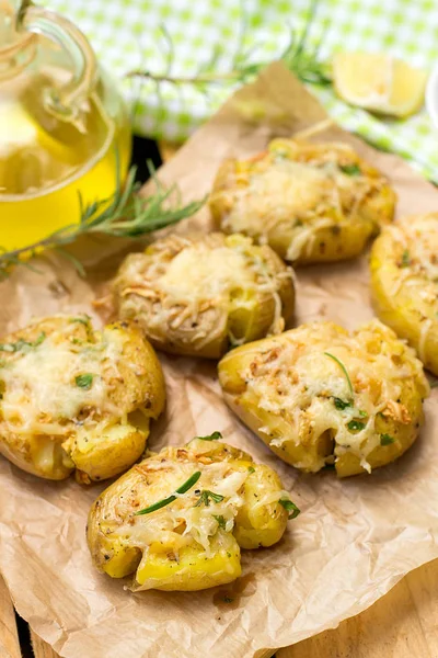 Bater batatas quentes com alho, queijo e alecrim — Fotografia de Stock
