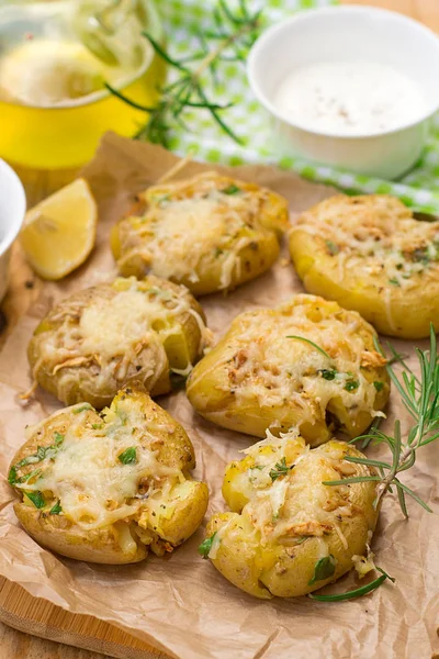 Crash van hete aardappelen met kaas, knoflook en rozemarijn — Stockfoto