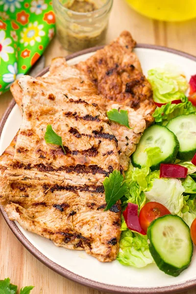 Grilled marinated turkey with fresh vegetables — Stock Photo, Image