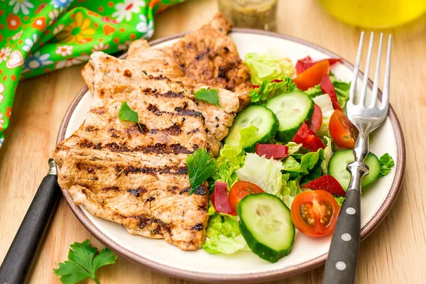 Grilled marinated turkey with fresh vegetables — Stock Photo, Image