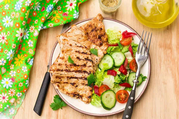 Grilled marinated turkey with fresh vegetables — Stock Photo, Image