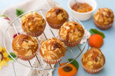 Dilimlenmiş badem ile kayısı muffins