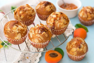 Dilimlenmiş badem ile kayısı muffins