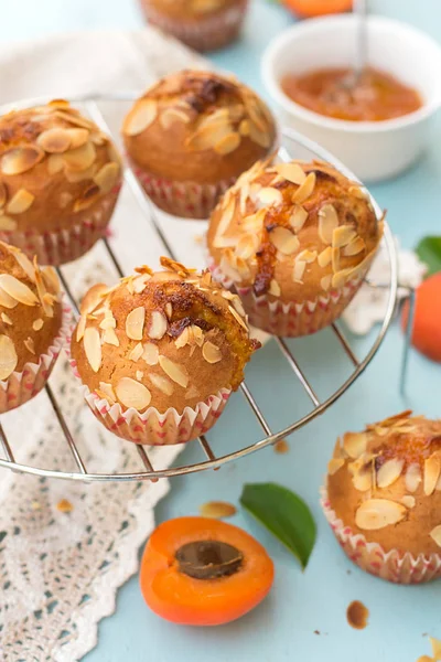 Apricot muffins with sliced almonds — Stock Photo, Image