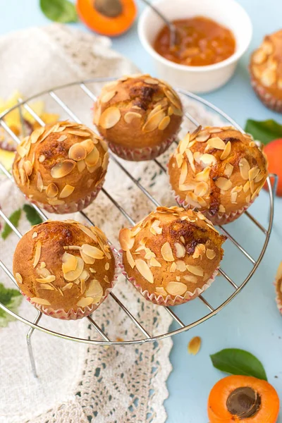 Abrikozen muffins met gesneden amandelen — Stockfoto