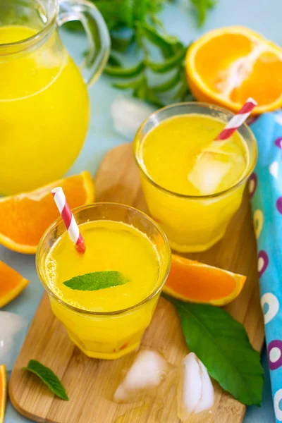 Апельсиновый напиток со льдом и мятными листьями — стоковое фото