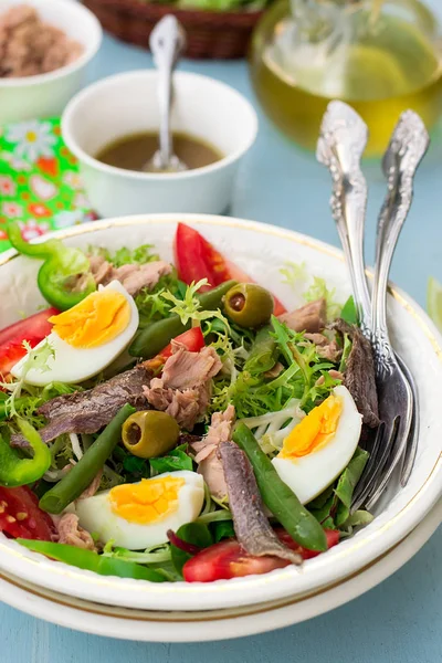 French salade nicoise with tuna, vegetables and anchovy — Stock Photo, Image