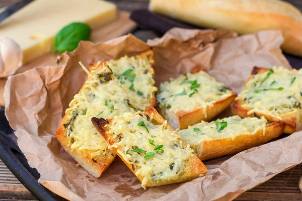 Хлебный багет с тертым сыром и чесноком — стоковое фото