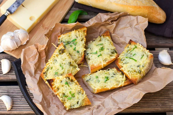 Baguette mit geriebenem Käse und Knoblauch gebacken — Stockfoto