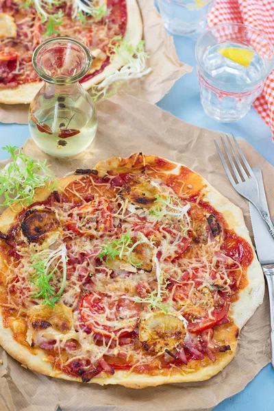 Gezonde pizza met dunne deeg, ham en tomaten — Stockfoto