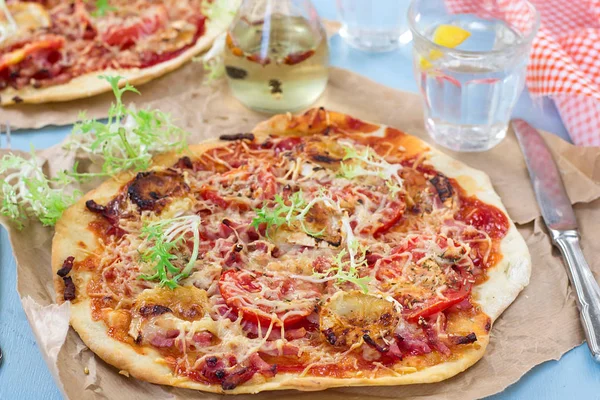 Gesunde Pizza mit dünnem Teig, Schinken und Tomaten — Stockfoto