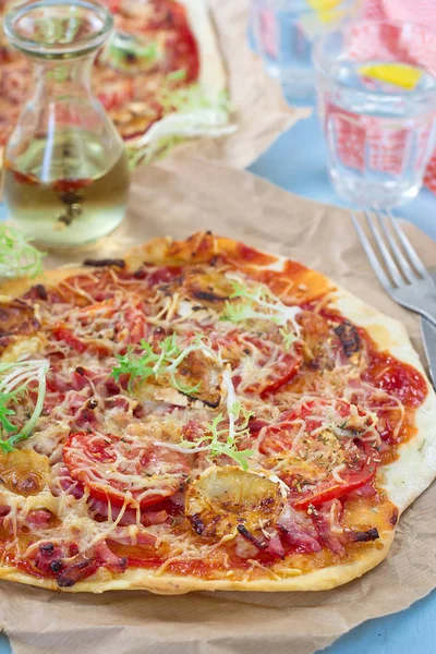 Gezonde pizza met dunne deeg, ham en tomaten — Stockfoto