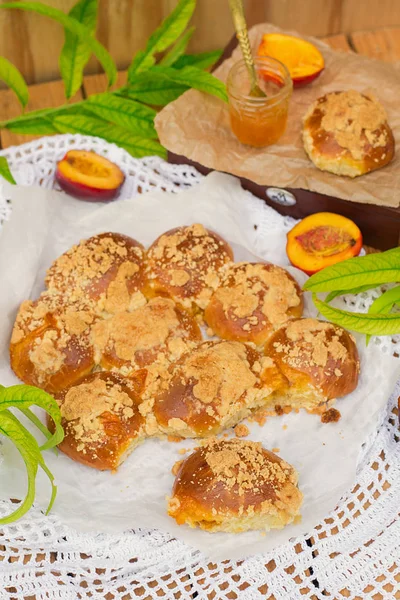 アプリコット、桃のジャムを詰めた甘いブリオッシュ パン — ストック写真