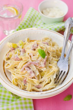 Pastırma, peynir ve kabak kabak ile makarna Carbonara tarzı