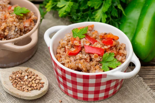 Porridge di grano saraceno kasha con peperoni e carote — Foto Stock