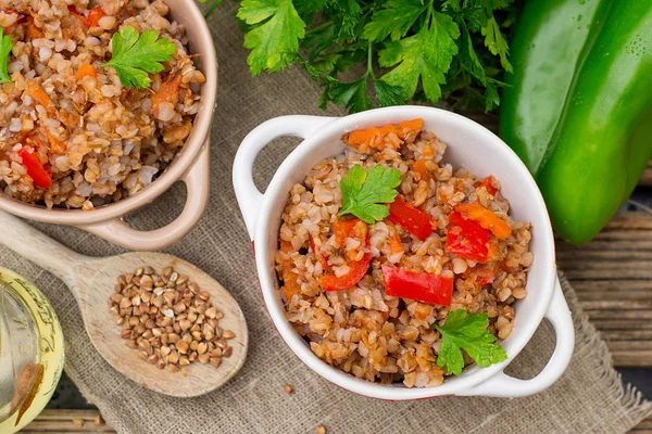 Porridge di grano saraceno kasha con peperoni e carote — Foto Stock