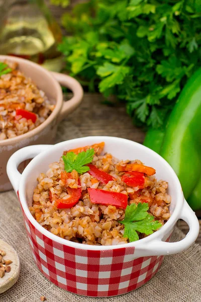 Porridge di grano saraceno kasha con peperoni e carote — Foto Stock