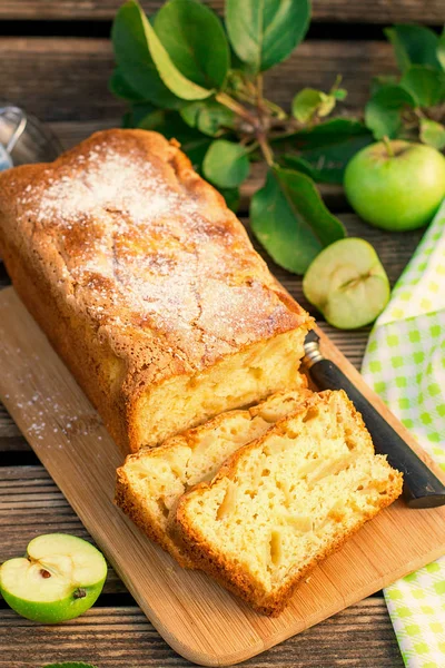 Nemli kabarık tatlı elma pasta 