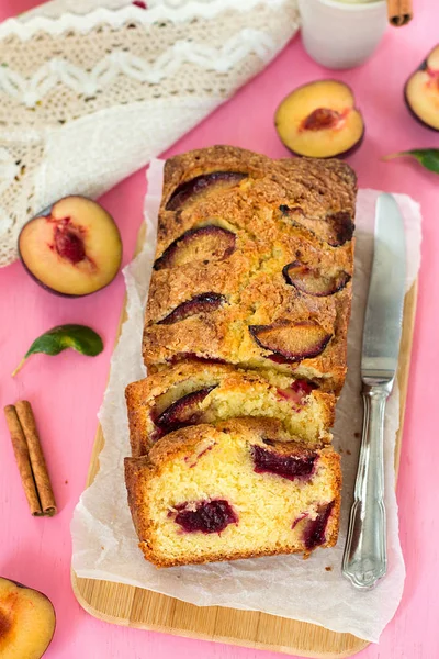 Soft sweet plum cake with cinnamon — Stock Photo, Image