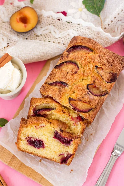 Soft sweet plum cake with cinnamon — Stock Photo, Image