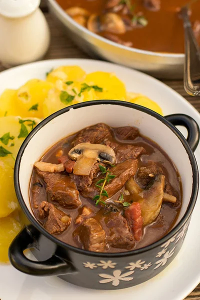 Rindergulasch mit Speck und Champignons — Stockfoto