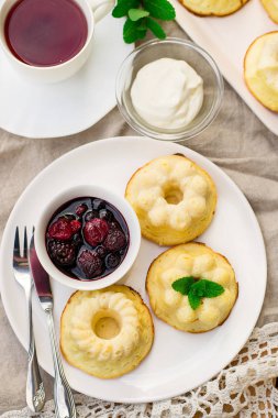 Tatlı ricotta puding cheesecake ekşi krema ve berri ile pişmiş