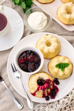 Tatlı ricotta puding cheesecake ekşi krema ve berri ile pişmiş