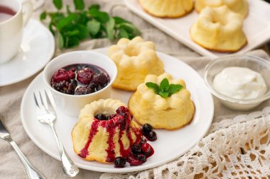 Tatlı ricotta puding cheesecake ekşi krema ve berri ile pişmiş