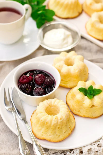 Gebakken zoete ricotta pudding cheesecake met zure room en berri — Stockfoto
