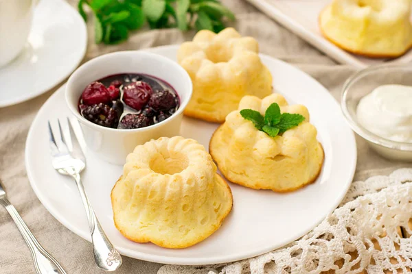 Tatlı ricotta puding cheesecake ekşi krema ve berri ile pişmiş