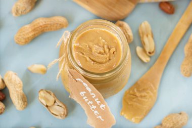 Kavanoz içinde kavrulmuş fıstık üzerinden ev yapımı fıstık ezmesi