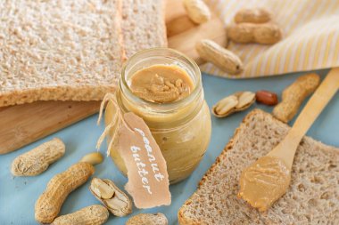 Kavanoz içinde kavrulmuş fıstık üzerinden ev yapımı fıstık ezmesi