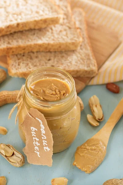 Manteiga de amendoim caseira de amendoim torrado em frasco — Fotografia de Stock