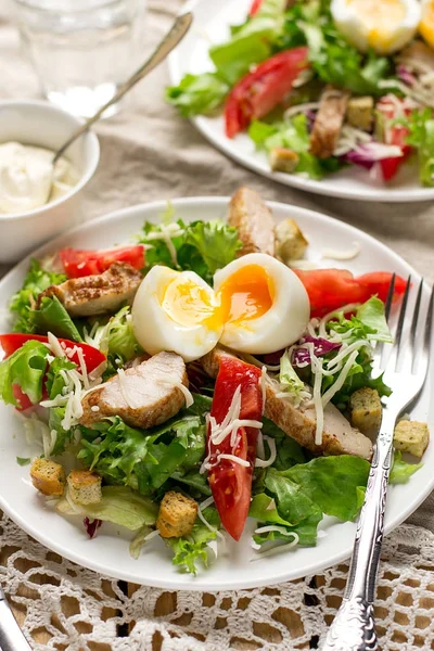 Salada Caesar com alface, tomate, frango grelhado e queijo — Fotografia de Stock