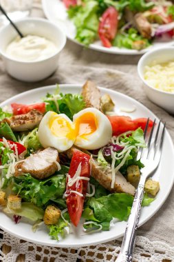 Sezar salata marul, domates, ızgara tavuk ve peynir ile