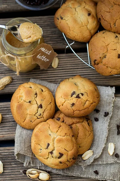 Печенье с арахисовым маслом с шоколадной крошкой на деревянном фоне — стоковое фото