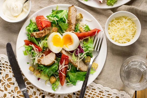 Caesar salad with lettuce, tomato, grilled chicken and cheese — Stock Photo, Image