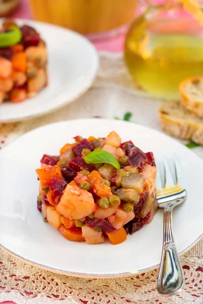 Salade de légumes traditionnelle russe Vignette aux betteraves, pot — Photo