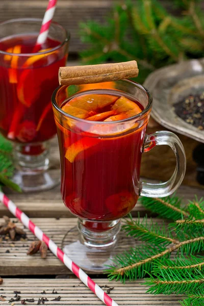 Gorący napój przyprawione od podawać herbatę z rumem i mandaryńskim — Zdjęcie stockowe