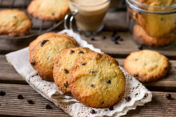 Biscoitos de chocolate com amêndoas moídas para café — Fotografia de Stock