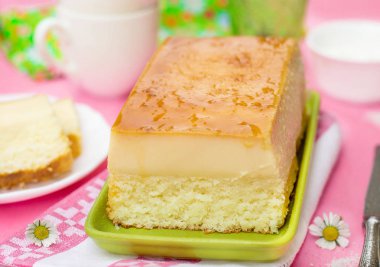 Sihirli Hindistan cevizi custard katlı pastayı karamel tepesi ile